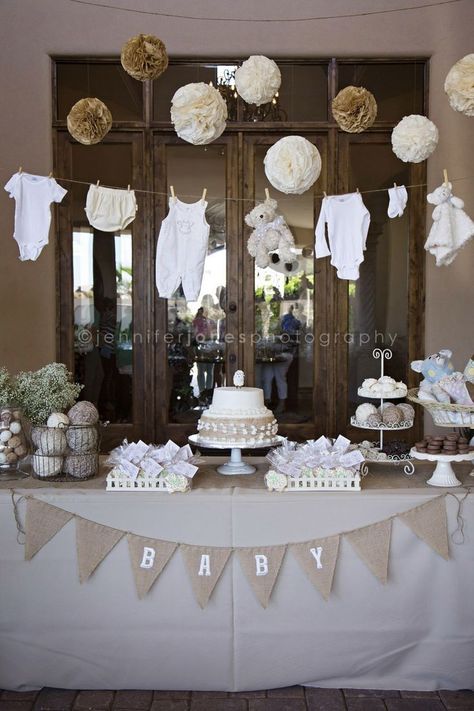 I like how classic it looks. I don't know about the items that are hanging but I like the color scheme too. We could add some pastel colors and still look classy. Burlap Baby Showers, Babyshower Party, Idee Babyshower, Baby Shower Vintage, Shower Inspiration, Cool Baby, Baby Shower Inspiration, Fiesta Baby Shower, Shower Bebe