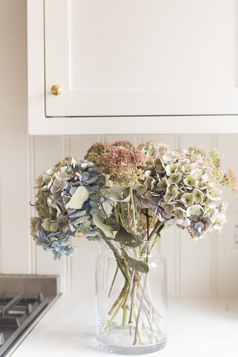 dried flower arrangement with hydrangea and sedum Dried Hydrangeas Centerpiece, Dry Hydrangea Arrangements, How To Dry Flowers, How To Dr, Brunch Decor, Hydrangea Centerpiece, Hydrangea Arrangements, Dried Hydrangeas, Home Decor Aesthetic