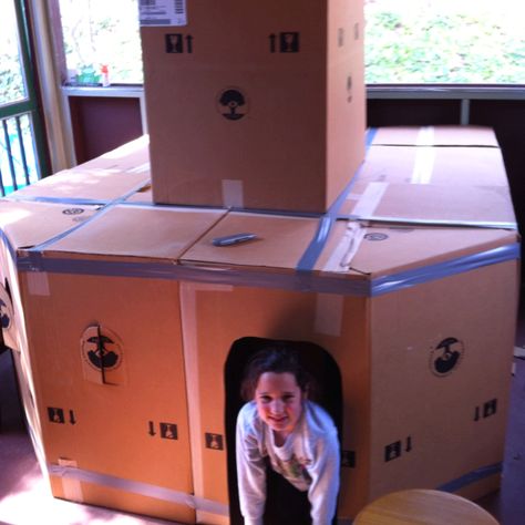 Who among us didn't want a box fort as a kid? Reuse your moving boxes and live vicariously through your kids by building them one! :) Things To Do With Cardboard, Cardboard Box Fort, Cardboard Forts, Box Fort, Indoor Forts, Diy Fort, Backyard Kids Party, Carillons Diy, Cardboard Play