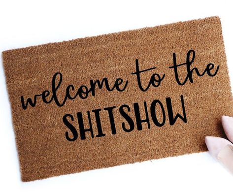 Give guests fair warning to the chaos that awaits them inside your clusterf*ck of a home with this "welcome to the shitshow" doormat. This 30 x 18 inch mat is handmade from 100% choir and industrial outdoor paint made to withstand the elements. Cricut Door Mat, Apartment Door Mat, Welcome To The Shitshow, Door Mat Funny, Funny Welcome Mat, Doormat Funny, Trendy Apartment, Apartment Door, Christmas Rugs