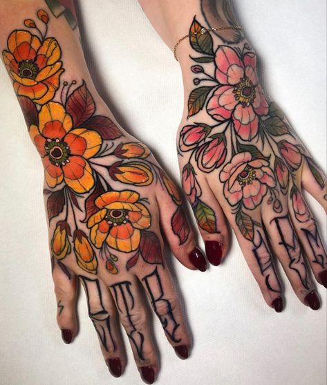 Floral Hand Tattoos, Neotraditional Flowers, Traditional Hand Tattoo, Tato Tradisional, Traditional Tattoo Flowers, Floral Tattoo Sleeve, Creepy Tattoos, Hand Tattoos For Women, Flowers Tattoo