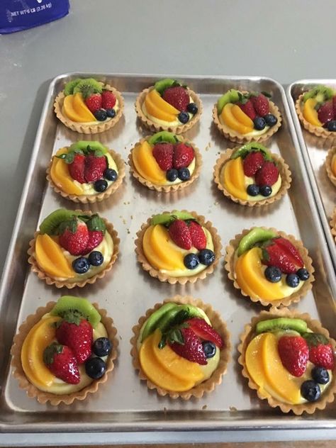 Mini Fruit Tarts Decoration, Fruit Tart Decoration, Fruit Tart Mini, Mini Tart Recipes, Mini Fruit Tarts, Patisserie Fine, Fruit Tart Recipe, Fruit Tarts, Tart Dessert