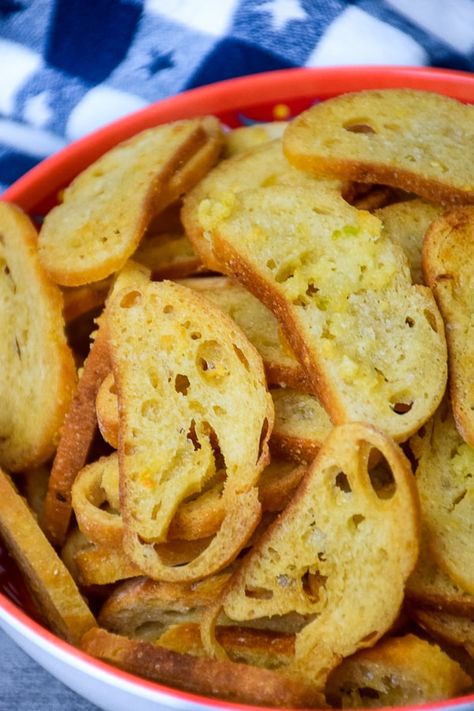 Buttery Garlic Bread Chips #garlic #butter #bread #chips #homemade Man Snacks, Christmas Dips, Garlic Butter Bread, Homemade Appetizers, Chips Homemade, Bread Chips, Work Snacks, Chip Recipes, Cupcake Project