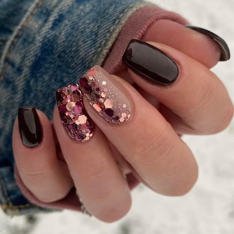 Dark Dip Nail Ideas, Colorful Holiday Nails, Magenta Nails With Design, Glitter Nail Art Ideas, Dark Tone Nails, Nail Art Fall 2024, Pretty Gel Nails Short, Moody Nail Designs, Nails Autumn 2024