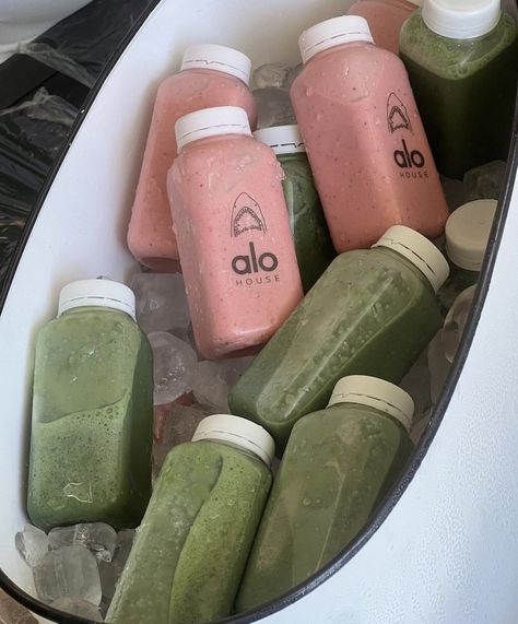 A white container filled with ice and pink and green bottles smoothies. Influencer Event, Delicious Smoothie Recipes, Wellness Club, Healthy Lunch Ideas, Malibu Barbie, Dairy Products, Pilates Studio, Healthy Girl, Juice Bar