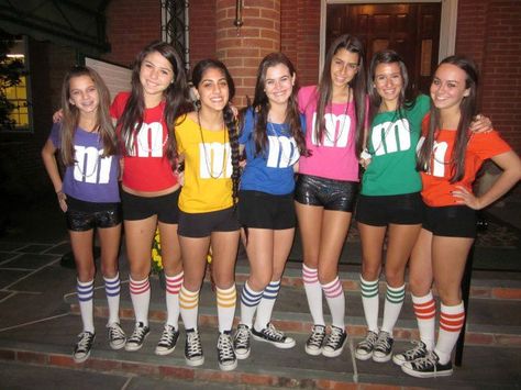 24 Cheap and Easy DIY Group Costumes for Halloween M&m Halloween Costume, M&m Costume, Teenage Halloween Costumes, Cute Group Halloween Costumes, Bff Halloween Costumes, Best Friend Halloween Costumes, Halloween Coustumes, Diy Kostüm, Holloween Costume