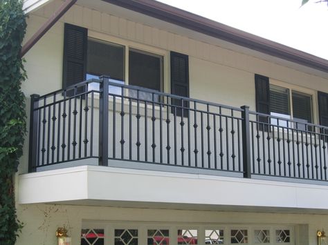 Outdoor Porch Railing, Porch Railing Ideas, Railing Outdoor, Porch Rails, Porch Railing Designs, Metal Porch, Iron Balcony Railing, Indoor Railing, Porte In Ferro