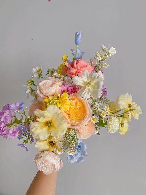 Drooping Bouquet Wedding, Pastel Bride Bouquet, Colorful Wedding Cake Ideas, Pastel Wildflower Wedding, Dainty Bouquet, Wedding Bouquets Colorful, Whimsical Bridal Bouquet, Whimsical Wedding Bouquet, Pastel Bridal Bouquet