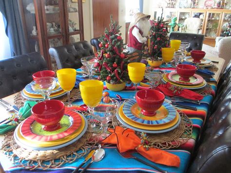 The Welcomed Guest: Mexican Christmas Tablescape Mexican Christmas Table Decor, Mexican Christmas Party, Mexican Table Setting, Traditional Christmas Dinner Menu, Fiesta Christmas, Dinner Mexican, Mexican Christmas Decorations, Heritage Recipes, Fiesta Table