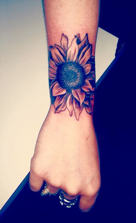 Sunflower Tattoo Sleeve, Dragons Tattoo, Sunflower Tattoo Shoulder, Sunflower Tattoos, Butterfly Tattoos, Wrist Tattoos For Women, Shoulder Tattoos For Women, Arm Tattoos For Women, Tattoo Feminina