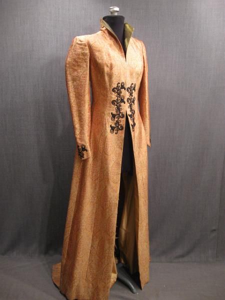 The Queen's dressing gown Harry Potter Robes, Harry Potter Dress, Wizard Robes, Medieval Woman, Harry Potter Style, Harry Potter Outfits, Vintage Inspired Dresses, Fantasy Clothing, Fantasy Fashion