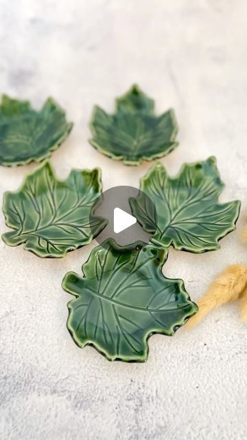 Green Clay Ideas, Simple Ceramic Projects, Handmade Pottery Ideas, Porcelana Fria Ideas, Everyday Holly, Incense Dish, Simple Pottery, Clay Leaves, Sculpting Ideas