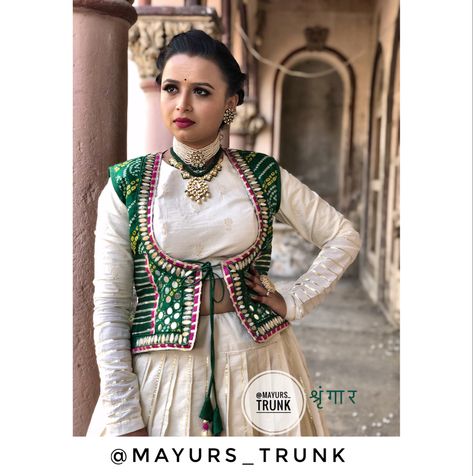 Gujarati Blouse Design, Marvadi Blouse Pattern, Koti Blouse Designs, Rajwadi Blouse Pattern, Navratri Top, Bandhani Jacket, Koti Blouse, Garba Dresses, Cotton Photography