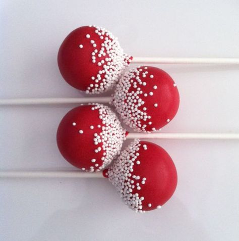 Red Cake Pops Ideas, Red And White Cake Pops, Santa Cake Pops, Xmas Cake Pops, Christmas Cake Pops Ideas, Cake Pops Weihnachten, Whopper Cake, Red And White Cake, Red Cake Pops