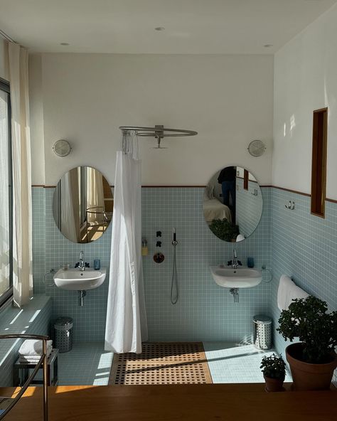 Bathroom One Color, Pastel Blue Bathroom, Powder Blue Bathroom, Baby Blue Bathroom, Bathroom Scandinavian Style, Blue Tile Bathroom, Vintage Blue Bathroom, Nyc Bathroom, Scandi Bathroom