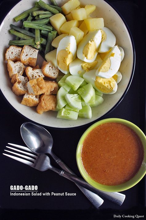 Indonesian Salad, Salad With Peanut Sauce, Penang Food, Makanan Rendah Kalori, Peanut Sauce Recipe, Spicy Peanut Sauce, Berbuka Puasa, Healthy Food Menu, Gado Gado