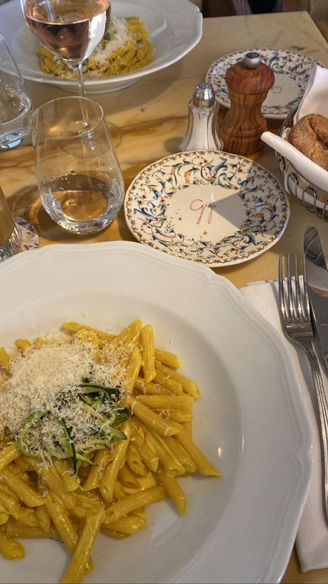 Pasta In Paris, Gigi Restaurant Paris, Italian Restaurant Food, Cafe Pasta, Restaurant Pasta, Pasta Restaurant, Gigi Paris, Pasta Restaurants, Italian Restaurants