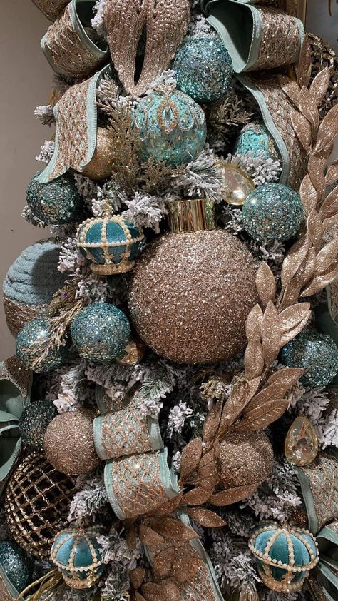 Turquoise And Brown Christmas Tree, Christmas Color Schemes Tree Decorations, Teal Christmas Tree, Turquoise Christmas Tree, Christmas Tree Colour Scheme, Green Christmas Tree Decorations, Blue Christmas Tree Decorations, Christmas Tree Decorations Ribbon, Elegant Christmas Tree Decorations