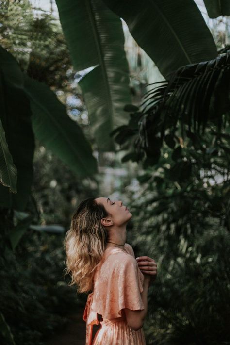 Collab Photoshoot, Portrait Photo Original, Botanical Garden Photo Shoot, Portret Feminin, Era Victoria, Outdoor Portrait Photography, Social Video, Nature Photoshoot, Photographie Portrait Inspiration