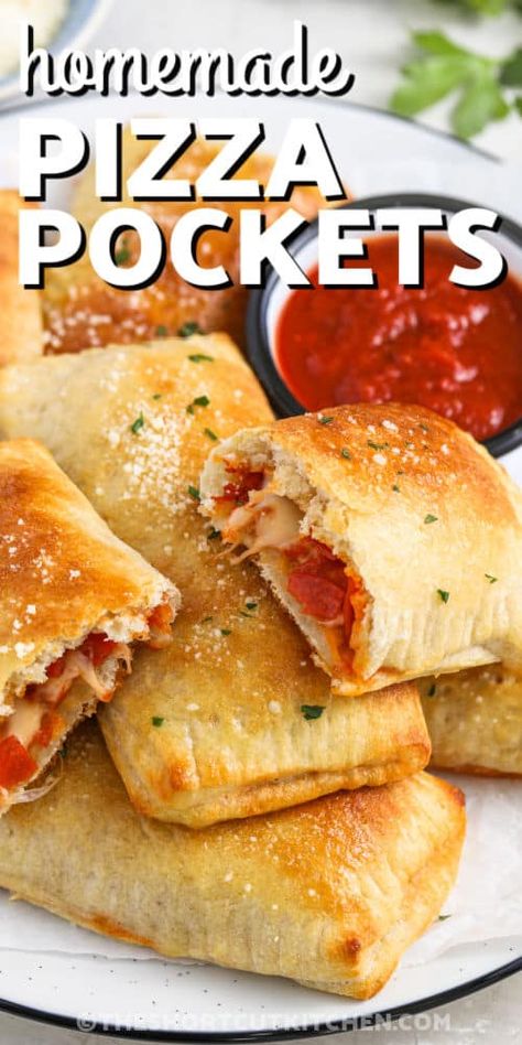 Make homemade pizza pockets in no time at all. Pizza Pocket Dough Recipe, Mini Pizza Crust Recipe, Pizza Dough Recipe Pillsbury, Pioneer Woman Pizza Pockets, Homemade Pizza Lunchable Crust, Freezer Pizza Pockets, Leftover Dough Ideas, Recipes Using Pillsbury Pizza Crust Dough, Homemade Pizza Pockets Easy