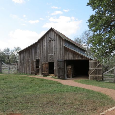 Old Barns Rustic, Barn Aesthetic, Timber Frame Kits, Barn Builders, Old Barn Doors, Barn Photography, Barn Storage, Barn Pictures, Country Barns