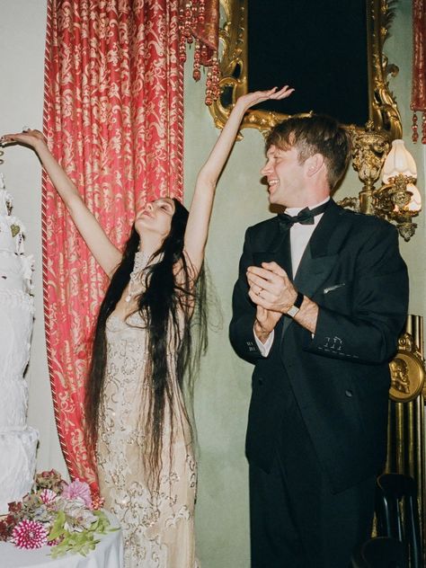 Anti Bride Wedding Photos, Rachel Rodgers Wedding, Anti Bride Wedding Aesthetic, Upstage The Bride Wedding Theme, Ivy Getty Wedding, 90s Wedding Aesthetic, Surrealist Wedding, Grunge Bride, Tish Weinstock