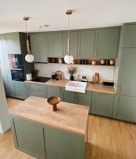 Embrace the beauty of nature in your home with Verdant Visions: Green Kitchen Cabinets. This collection showcases how various shades of green, from olive to emerald, can transform your kitchen into a serene, inviting space. Discover designs that blend perfectly with both modern and traditional decors, providing inspiration for anyone looking to refresh their kitchen's look with a splash of color. #GreenKitchen #CabinetMakeover #HomeDecor #EcoChicDesign Modern Kitchen With Wooden Floor, Kitchen Refurbishment, Kitchen Design Plans, Kitchen Design Decor, Kitchen Room Design, Kitchen Inspiration Design, Green Kitchen, Home Design Decor, Kitchen Style