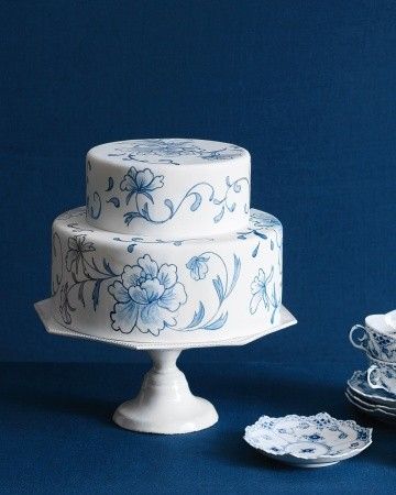 rosemaling cake White Fondant Cake, Torte Creative, Fondant Creations, Painted Cake, White Desserts, Purple Wedding Cakes, Rhapsody In Blue, Hand Painted Cakes, Torte Cupcake