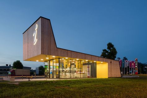 Tourist Information Centre Postojna / studio stratum Visitor Center Architecture, Apartment Exterior, Tourist Center, Wooden Facade, Brick Architecture, Interesting Buildings, Information Center, Tourist Information, Architectural Features