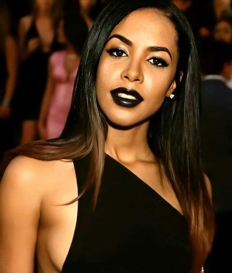 Black lipstick Casual Black Lipstick Look, Makeup With Black Lipstick, Black Lipstick Black Women, Dark Lipstick Looks Aesthetic, Dark Lipstick Looks, 90s Dark Lipstick, Black Woman Lipstick, Black Women Black Lipstick, Black Lipstick Look