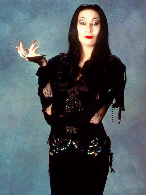 How to Create Morticia Addams's Iconic Look for Halloween Morticia Addams Makeup, Addams Family Halloween Costumes, Morticia Addams Costume, Addams Familie, Addams Family Values, Lily Munster, Gomez And Morticia, Elvira Mistress Of The Dark, Anjelica Huston