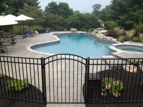 Fence Around Pool, Pool Fencing, Fencing Ideas, Patio Fence, Front Yard Fence, Pool Fence, Aluminum Fence, Fence Landscaping, Modern Fence