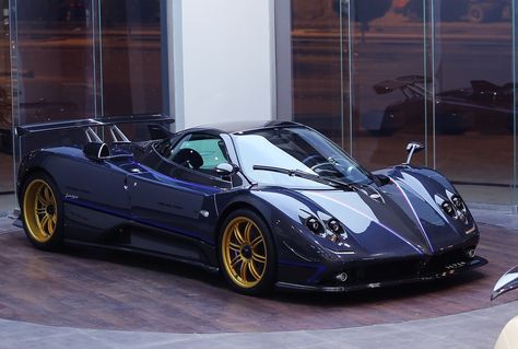 2010 Pagani Zonda Tricolore - Celebrate's the 50th anniversary of the "Frecce Tricolori" created as a tribute to the official airborne demonstration team of the Italian Air Force. Laferrari Aperta, Luxury Cars For Sale, Super Sports Cars, Ferrari Cars, Aesthetic Cool, Pagani Zonda, Pagani Huayra, Car Aesthetic, Car Inspiration