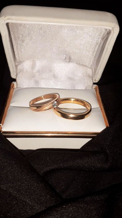 Cincin Tunangan Aesthetic, Cincin Couple, Double Wedding Bands, Cute Promise Rings, Couple Ring Design, Gold Finger Rings, Simple Birthday Decorations, Couples Ring, Bff Hands Aesthetic