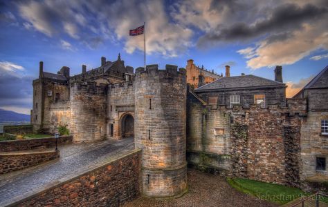 https://flic.kr/p/dMH1zc | Stirling Castle | © All rights reserved, Krebs Sebastien Facebook _____ Stirling Castle, Castle Designs, Stirling, Historical Sites, All Rights Reserved, Outlander, Great Britain, Brave, Palace