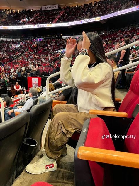 Basketball Wife Outfit, Nba Wife Aesthetic, Basketball Gf, Basketball Wife Aesthetic, Nba Wife, Basketball Wife, Basketball Game Outfit Women, Basketball Game Outfit, Baggy Jeans For Women