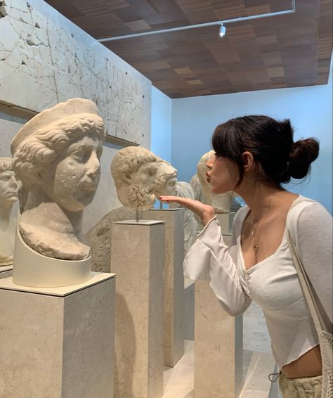 Funny Museum Pics, French Art Museum, Poses In Art Gallery, Art Museum Aesthetic Poses, Museum Pics Ideas, Cute Museum Pics, Poses For Pictures Instagram Museum, Art Museum Instagram Pictures, The Met Photo Ideas