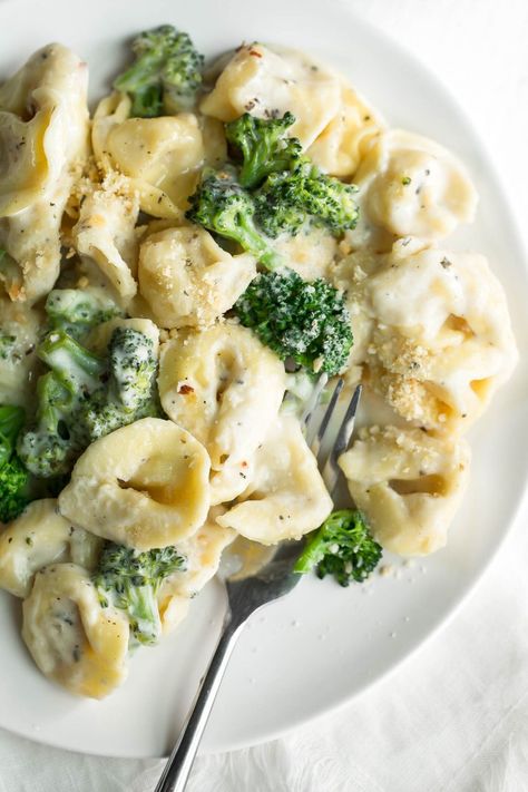 Creamy Broccoli Tortellini Pasta Bake - Peas And Crayons Tortellini With Broccoli, Tortellini Pasta Bake, Broccoli Tortellini, Easy Tortellini Recipes, Easy Tortellini, Spinach Tortellini, Tortellini Bake, Pasta Salad With Tortellini, Creamy Broccoli