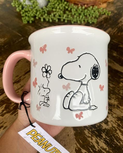 Snoopy Ceramic Ideas, Snoopy Pottery Painting, Snoopy Pottery, Mug Painting Ideas Easy, Snoopy Mug, Ceramic Cafe, Snoopy Collectibles, Color Me Mine, Snoopy Pictures