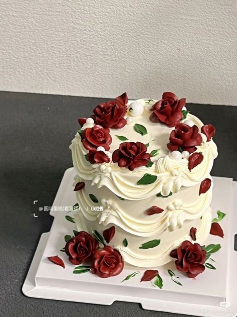 Red And White Cake Aesthetic, Red Cake Birthday Aesthetic, Red Roses Birthday Cake, Burgundy Cake Birthday Simple, 18th Birthday Party Ideas Red, Red Bday Cake, Red Velvet Cake Design Birthdays, Cake Frosting Ideas, Red Cake Aesthetic