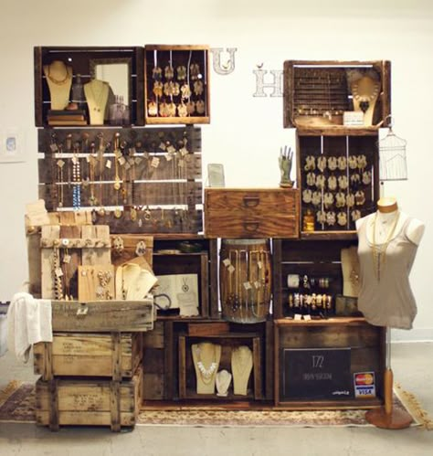 This blog post has the art of showing Vintage Market Displays down. It is a real art to be able to display like this! http://birchandbird.com/vintage-market-displays Vintage Markets Display, Jewelry Booth, Jewerly Displays, Pall Mall, Vendor Booth, Craft Stalls, Interior Vintage, Craft Fair Displays, Market Displays