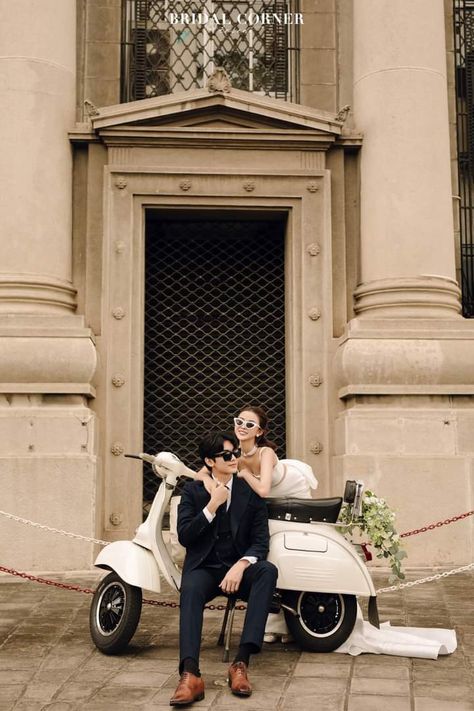 Wedding Vespa Ideas, Vespa Wedding Photography, Vespa Photoshoot Couple, Pre Nup Photoshoot Photo Ideas, Vespa Engagement Photos, Vespa Prewedding Photo Ideas, Prenup Motorcycle, Prewedding Vespa, Vintage Prewedding Photography