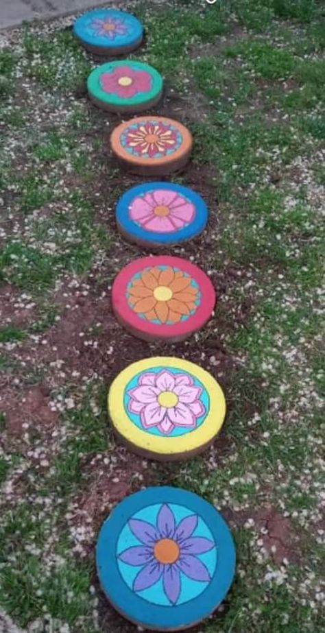 Outside Play Ideas, Painted Bricks, Hippie Garden, Outside Play, Outdoor Deco, Back Yards, Yard Project, Garden Art Projects, Hanging Frames