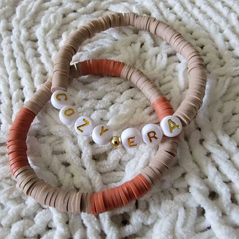 🍁 The listing is for the Cozy Era themed bracelet Set. These beauties can be worn by themselves, or as a stack! My bracelets are made with premium materials, including 18k gold filled bracelets. The Heishi beads are more warm and cozy tones. Pumpkin Spice Latte Set: https://www.etsy.com/listing/1546754711/fall-bracelet-set-pumpkin-spice-latte?click_key=7f5fac8801c4ee81b016cbf3af5b17117fa2fe0b%3A1546754711&click_sum=1a87e5ea&ref=shop_home_feat_4&frs=1 Fall Vibes Set: https://www.etsy.com/listing/1532688082/fall-vibes-bracelet-set-autumn-jewelry?click_key=eda6e5e41ffc8e11e4fd83eb0fb644339ad7afee%3A1532688082&click_sum=b3c30d22&ref=shop_home_active_1&frs=1 🍁All bracelets are FINAL SALE as these are custom orders. Please double check your bracelet size for optimal comfort fit  🍁 CARE INSTRU Fall Beaded Bracelets Ideas, Preppy Fall Bracelets, Clay Bead Bracelet Ideas Fall Colors, Clay Bead Fall Bracelets, Fall Diy Bracelets, Fall Themed Bracelets, Cute Fall Clay Bead Bracelets, Fall Beaded Bracelet, Fall Clay Bracelets Ideas