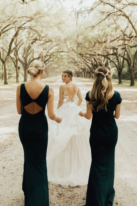 Bride And 2 Bridesmaids Photo Ideas, Wedding Photos 2 Bridesmaids, Two Bridesmaids Only Pictures, Bride And Sisters Wedding Photos, Family Photo Poses Wedding, Bride With 2 Bridesmaids, Wedding Photos 3 Bridesmaids, 2 Bridesmaids Pictures, Bride With Two Bridesmaids