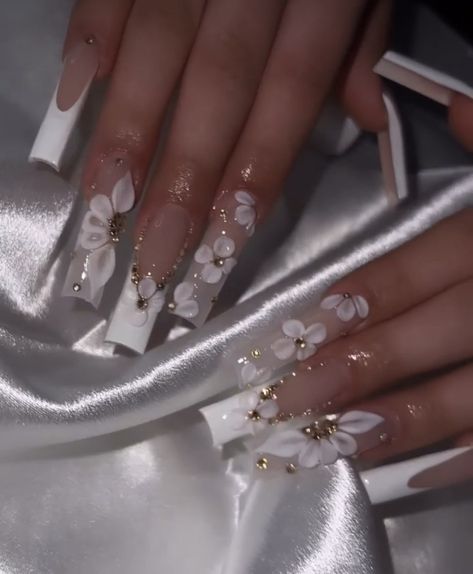 White Nails 3d Design, White Elegant Acrylic Nails, Nails Simple White Design, White Glamour Nails, White Acrylic Nails For Graduation, Latina Nails Acrylic White, Nails For Graduation White, Blingy White Nails, Cute White And Gold Acrylic Nails