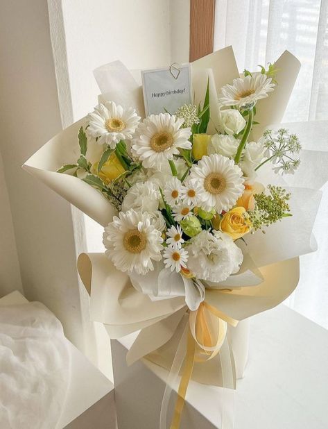 Birthday Buket Flowers, Modern Bridal Bouquet Unique, Japanese Flower Bouquet, White Bouquet Aesthetic, White Flower Bouquet Aesthetic, Korean Flower Bouquet Aesthetic, Mothers Day Bouquet Ideas, Ramos Aesthetic, Korean Style Bouquet