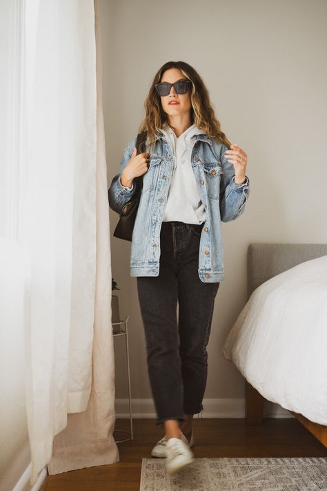 California Casual Clothing Style, Mom Spring Fashion, Denim And Denim Outfit, Casual Mom Style Spring, Women’s Capsule Wardrobe, Casual Early Spring Outfits, Oversized Denim Jacket Outfit Fall, Oversize Jean Jacket Outfit, 2024 Mom Fashion