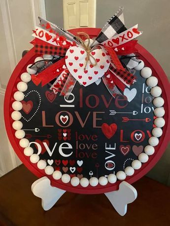 Dollar Tree Pizza Pan Wreath, Pizza Pan Crafts, Pizza Pan Wreath, Valentines Day Pizza, Valentine Pizza, Valentine Wreath Diy, Easy Wreath, Diy Valentine's Day Decorations, Watermelon Decor