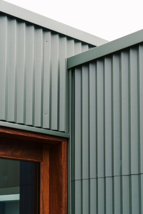 Green panels "camouflage" Folded House in Cambridge by Westerdahl Metal Panels Facade, Industrial Building Design, Zinc Cladding, Cladding Design, Shop Facade, Facade Panel, Case Study Houses, Metal Facade, House Cladding